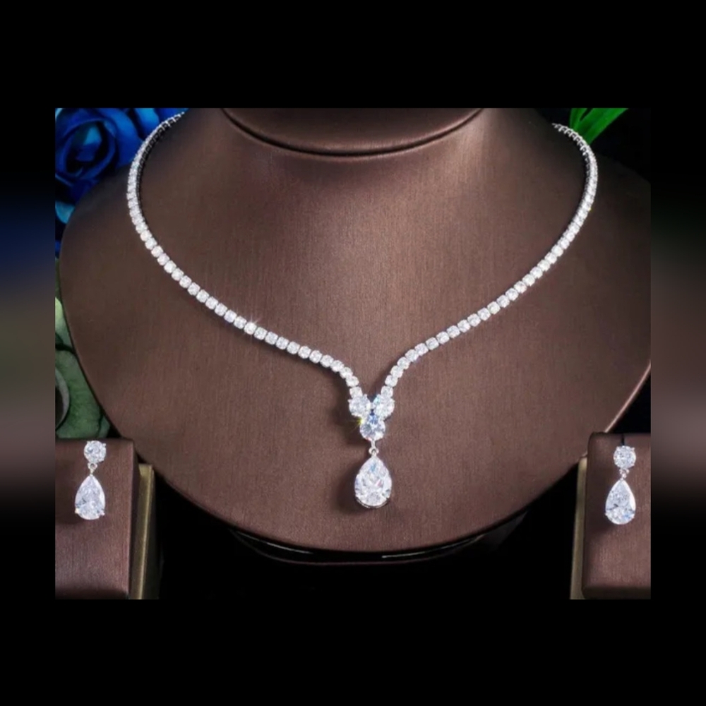 Gorgeous Necklace and Earrings Set